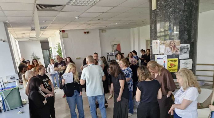 ULTIMA ORĂ FOTO Protest spontan al angajaților de la Trezorerie – Acuză noua lege a salarizării. Sindicatele au anunțat anterior că angajații din finanțe sunt nemulțumiți