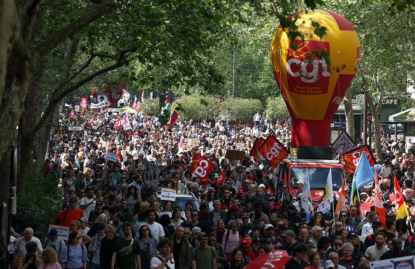 Proteste de 1 Mai în Franța. Peste 150.000 de oameni au cerut salarii mai mari și au criticat deciziile guvernului. FOTO