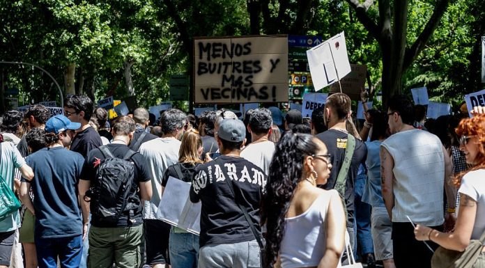 ”Vrem vecini, nu turiști”. Mii de oameni au protestat în capitala Spaniei față de creșterea costurilor locuințelor