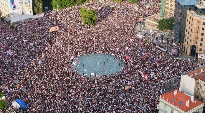 FOTO. Zeci de mii de oameni s-au adunat în Serbia pentru a protesta față de președintele Aleksandar Vucic