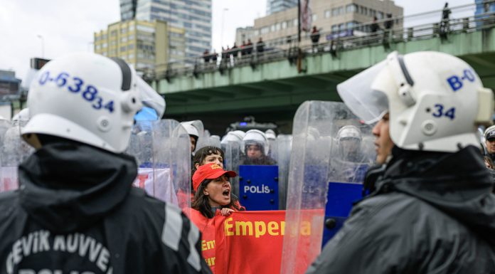 Aproape 400 de oameni au fost arestaţi pentru participarea la demonstraţii de 1 Mai în Turcia | GALERIE FOTO & VIDEO
