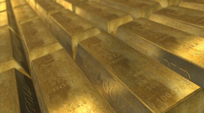 Angajatul unei primării a găsit din întâmplare aur în valoare de 40.000 de euro în timp ce tundea gazonul