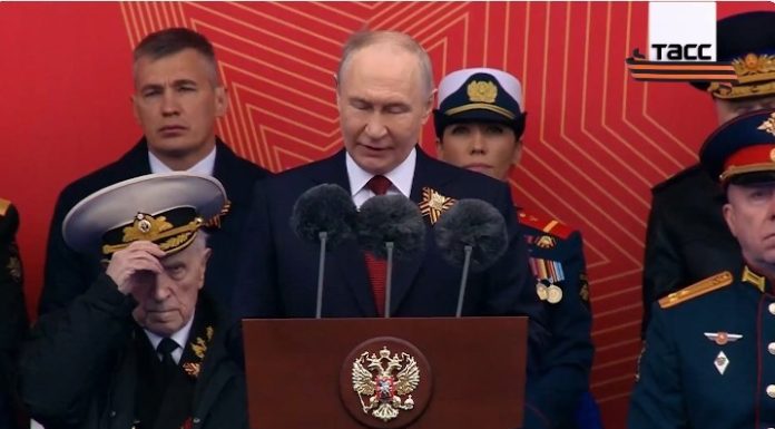 UPDATE – Ceremoniile de la Moscova de Ziua Victoriei au început. Putin ţine un discurs înainte de începerea paradei care anul acesta are dimensiuni reduse. El le spune participanţilor că specialiştii ruşi creează arme unice, de ultimă generaţie
