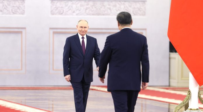 Xi Jinping îl primeşte pe „vechiul prieten” Putin, în timp ce Beijingul îşi proiectează un rol ferm pe scena mondială după vizita lui Trump. Liderul rus este la a 25-a vizită în China. El transmite că cele două ţări se susţin în „protejarea suveranităţii”