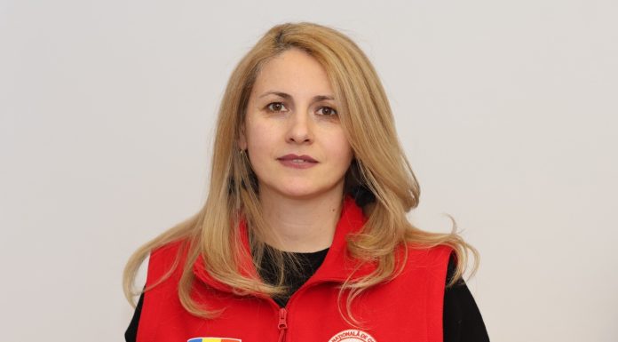 „Am avut o doamnă, şi-a luat prima dată tensiunea la noi în caravană şi când s-a umflat tensiometrul s-a speriat”. România rurală, aşa cum e descoperită de Crucea Roşie: Oameni care nu au fost niciodată la medic, care se tratează cu varză şi lipitori