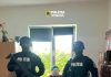 Un polițist în misiune a fost mușcat de un câine asmuțit de un bărbat împotriva căruia fusese emis un ordin de rotecție