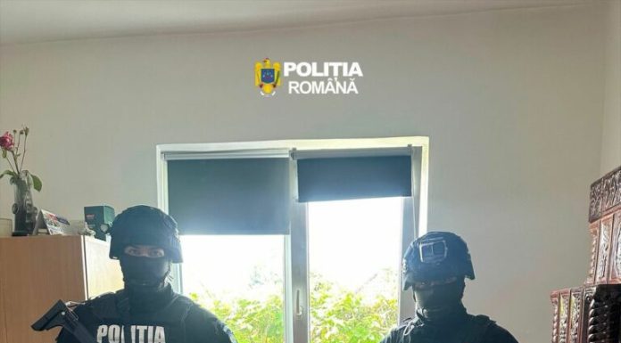 Un polițist în misiune a fost mușcat de un câine asmuțit de un bărbat împotriva căruia fusese emis un ordin de rotecție