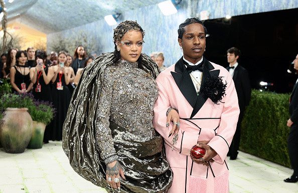 Rihanna și A$AP Rocky au făcut furori la Met Gala 2026. Ce ținute extravagante au purtat pe covorul roșu. GALERIE FOTO