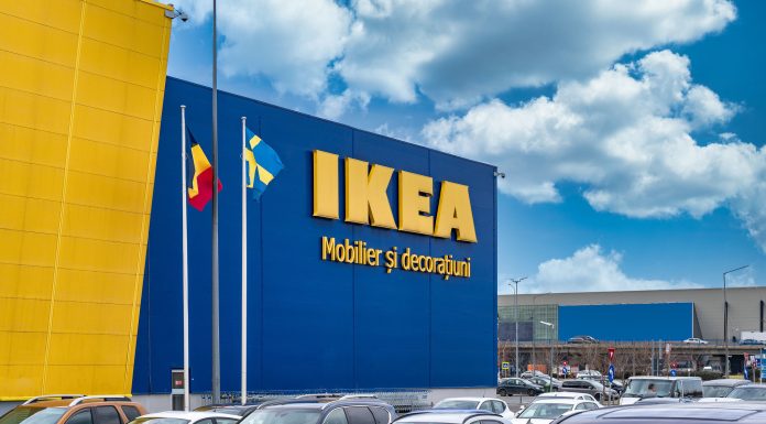 FOTO IKEA își pune angajații pe cizme robotice