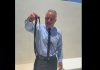 Video viral cu Robert F. Kennedy Jr. A prins doi şerpi de apă care se zvârcoleau pe terasa unei vile