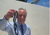 Robert Kennedy Jr. publică un videoclip în care apare prinzând doi şerpi cu mâinile goale – VIDEO
