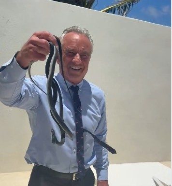 Robert Kennedy Jr. publică un videoclip în care apare prinzând doi şerpi cu mâinile goale – VIDEO