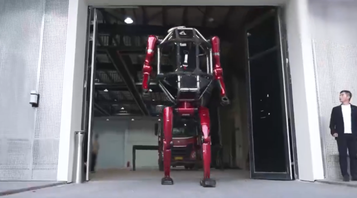 Ca în filmele SF. Chinezii au lansau un robot dotat cu o cabină pentru un om