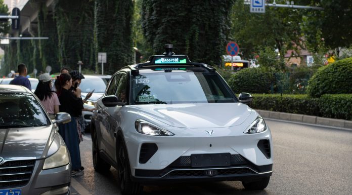 Primul oraș european în care circulă robotaxiuri. Cât plătesc pasagerii pentru o cursă autonomă
