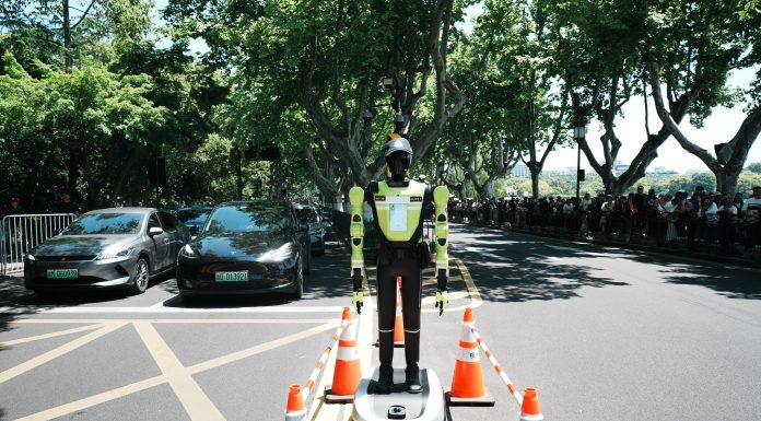 Roboți polițiști au dirijat traficul în China, în timpul vacanței de 1 Mai. GALERIE FOTO