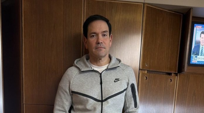 În drum spre China, Marco Rubio a fost fotografiat purtând acelaşi fel de trening ca Nicolas Maduro în momentul capturării sale. Care ar putea fi semnificaţia gestului