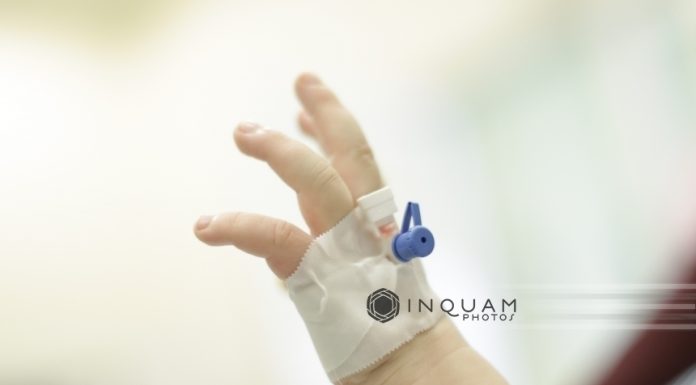 “Oamenii veneau ca la piaţă, să-şi aleagă copiii. Cei mai frumoşi şi bucălaţi erau luaţi în braţe şi li se schimba viaţa”. Povestea lui Andrei, infectat cu HIV în spital, în anii 90 şi abandonat. Când a aflat de boală şi ce spune despre discriminare