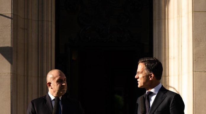 Bulgaria îşi propune să majoreze cheltuielile pentru apărare la 5% din PIB, anunţă premierul Radev la o întâlnire cu Mark Rutte