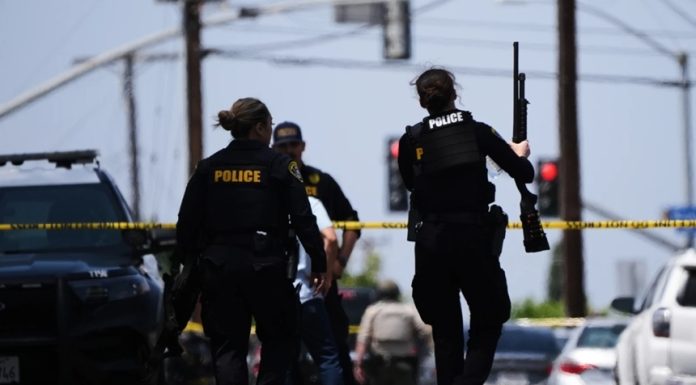 UPDATE-Trei morţi la San Diego, inclusiv doi presupuşi atacatori, găsiţi morţi în apropierea unei moschei. Se pare că suspecţii s-au sinucis, anunţă şeful poliţiei locale. Trump deplânge o ”situaţie teribilă” şi anunţă că ”vom reexamina situaţia îndeaproa