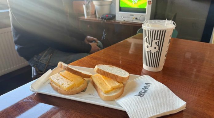Restaurantul din Rusia care vinde „cel mai simplu sandviș din lume”. Cât costă o felie de salam pusă între două felii de pâine