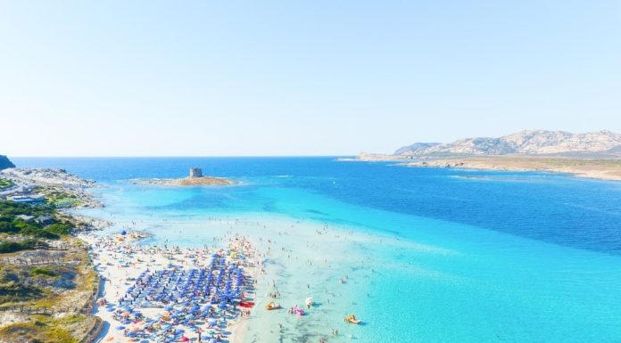 O turistă a încercat să plece din Sardinia cu saci plini de nisip și scoici. Riscă o amendă de până la 3.000 de euro