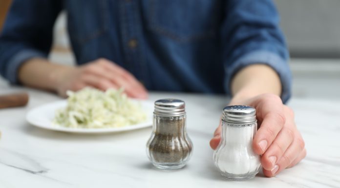 Sarea, inamicul tăcut al inimii. Ce spun medicii despre consumul zilnic: „Să ne dezobișnuim de educația din moși strămoși”