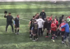 Bătaie generală la un meci de fotbal. În scandal s-a implicat și un bătrân care a lovit un jucător cu umbrela