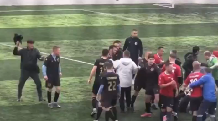 Bătaie generală la un meci de fotbal. În scandal s-a implicat și un bătrân care a lovit un jucător cu umbrela