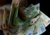 Un proiect depus de UDMR propune ca alocația pentru copii să fie redusă la 100 de lei / Bursa de prezență de 250 de lei, acordată condiționat