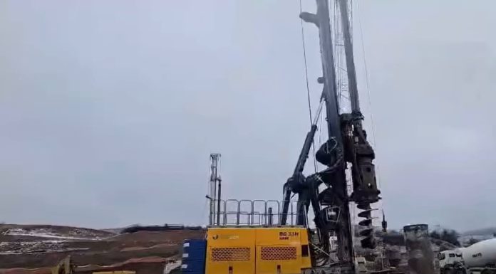 VIDEO La muncă de 1 Mai pe autostrada Sibiu-Pitești: Astăzi, când mulți sunt la grătar, echipele sunt la datorie. Să sperăm că, în timp ce noi deschidem drumul prin munte, cei responsabili de grătare nu ard friptura