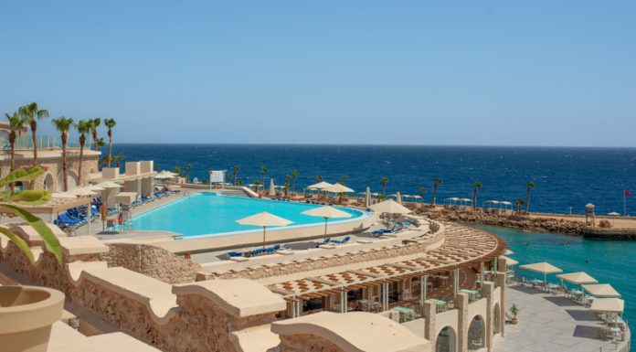 Un turist a murit în Hurghada după ce a fost mușcat de un șarpe în timpul unui spectacol la hotelul unde era cazat