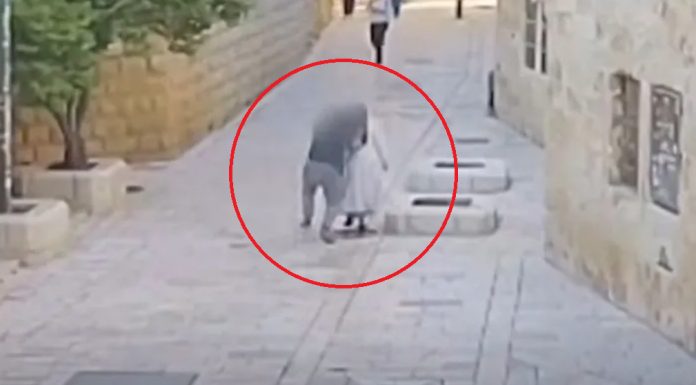 Momentul în care o călugăriță este agresată de un bărbat, în Ierusalim. Atacul filmat provoacă un val de condamnări. VIDEO