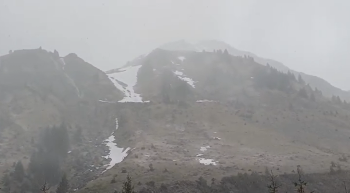 Salvamont Argeș: Risc crescut de avalanșe la altitudini peste 1.800 de metri / Turiștii, sfătuiți să evite traseele unde sunt condiții meteo severe