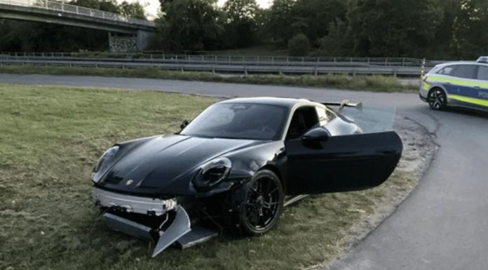 Un Porsche de 209.000 de euro a fost abandonat pe o autostradă din Germania, după un accident. Poliția îl caută pe șofer
