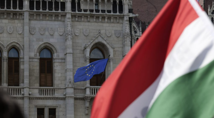 „Schimbare de regim“ la Budapesta: După doisprezece ani, steagul Uniunii Europene a fost arborat din nou pe clădirea Parlamentului maghiar