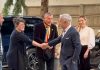 Călin Georgescu a fost întâmpinat de câtiva susținători înainte de emisiunea „Marius Tucă Show”