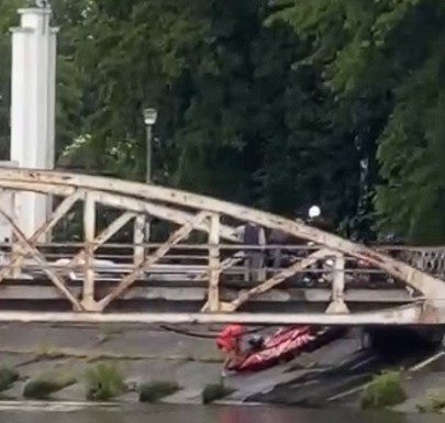Gorj: Bărbat salvat după ce a căzut în apele râului Jiu