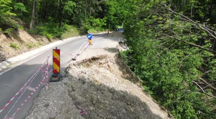 Drum distrus de o alunecare de teren în Buzău. Aproape 700 de oameni riscă zolarea. Ruta ocolitoare este la 70 de km distanță