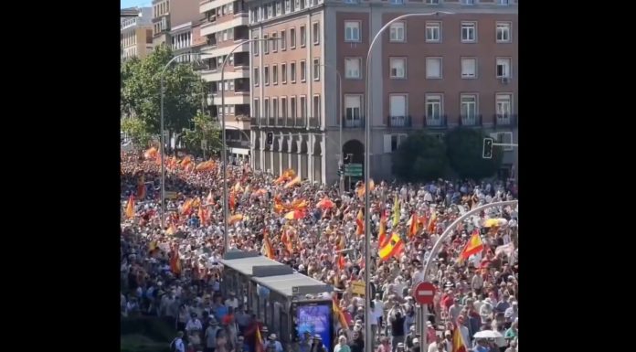 Zeci de mii de oameni au protestat la Madrid împotriva premierului Pedro Sanchez. Incident lângă reședința sa | Video