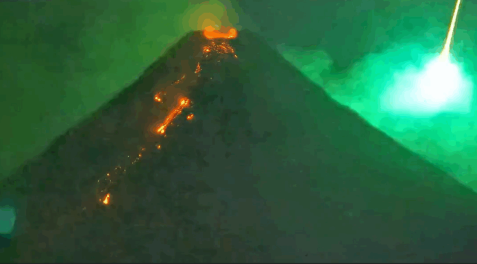 Fenomen unic surprins pe camere. O minge de foc verde a intrat în atmosfera Pământului fix în momentul erupției unui vulcan