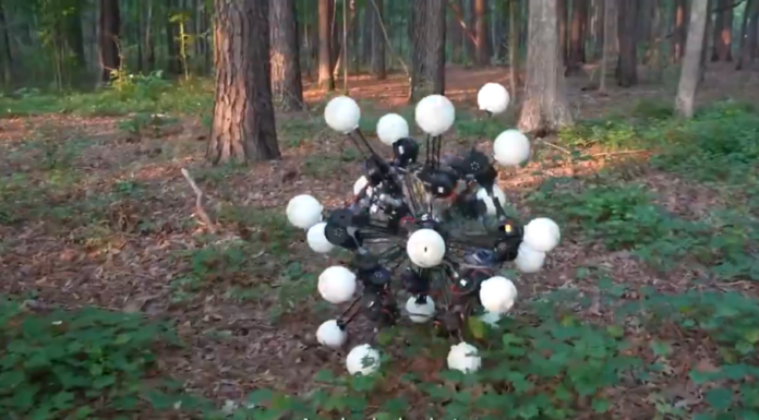 Americanii au construit un robot cu 20 de picioare și ochi care se mișcă și vede instantaneu în orice direcție