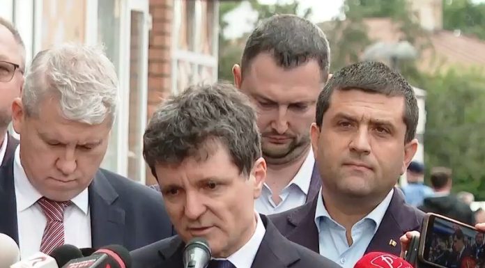 Nicuşor Dan, la blocul lovit de dronă, în Galaţi: Am fost cu cei de la Poliţia Naţională, investigaţii criminale şi am văzut urma exploziei / Despre dronă: Estimarea lor e cel puţin 30 de kilograme şi explozibil clasic