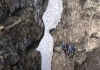 Doi turişti din Capitală, căzuţi aproximativ 100 de metri din Brâna Mare a Caraimanului, în Bucegi, au fost salvaţi de salvamontiştii prahoveni/ A fost solicitată intervenţia unui elicopter al IGAv/ Un bărbat are traumatisme la umăr şi la torace VIDEO