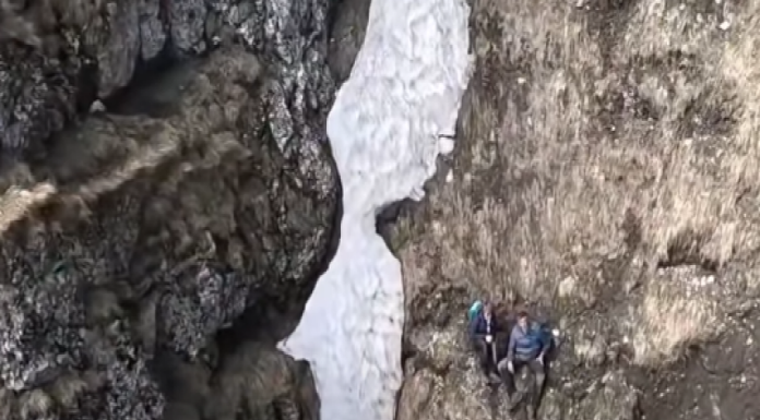 Doi turişti din Capitală, căzuţi aproximativ 100 de metri din Brâna Mare a Caraimanului, în Bucegi, au fost salvaţi de salvamontiştii prahoveni/ A fost solicitată intervenţia unui elicopter al IGAv/ Un bărbat are traumatisme la umăr şi la torace VIDEO