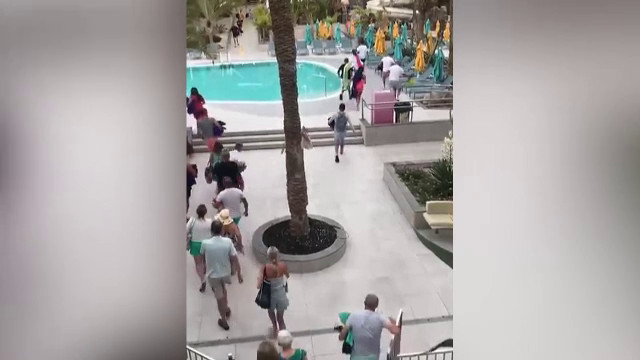 Ce fac turiștii pe litoral, încă de la primele ore ale dimineții. „Am instruit stafful să ridice aceste obiecte”