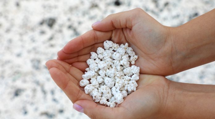 O plajă din Europa are nisip de „popcorn”. Locul incredibil care pare ireal și îi surprinde pe turiști