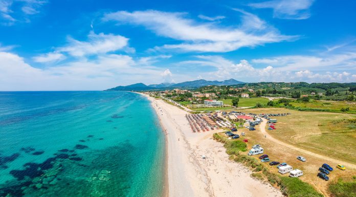 O plajă mai puțin cunoscută din Grecia, care are 22 de km, cucerește turiștii. „Combinația perfectă între mare și munți”