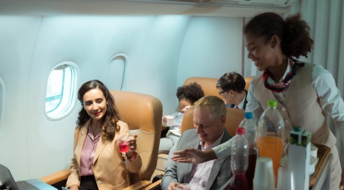 Băutura pe care însoțitorii de bord o comandă mereu când călătoresc cu avionul. Ce beneficii are