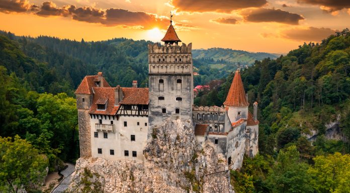 Regele Rock 'n' Roll se întâlnește cu Dracula. Administratorul moștenirii lui Elvis Presley a cumpărat Castelul Bran