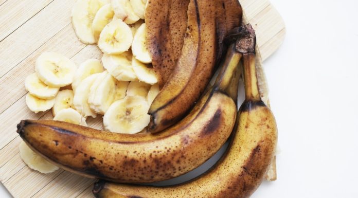Rețete cu banane prea coapte. Cum să transformi fructele înnegrite într-un desert delicios